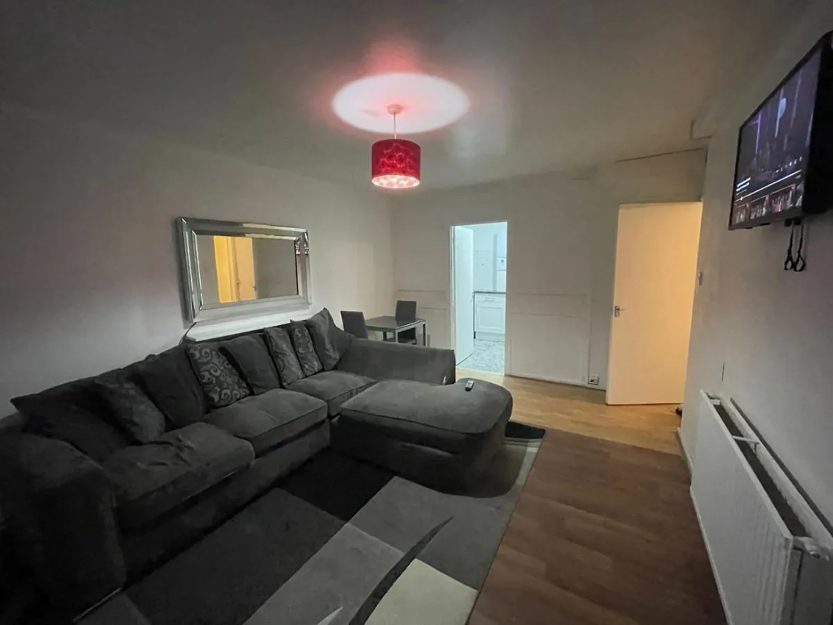 New! Xtra Large 4 Bedroom Up To 14 Guests London Apartment