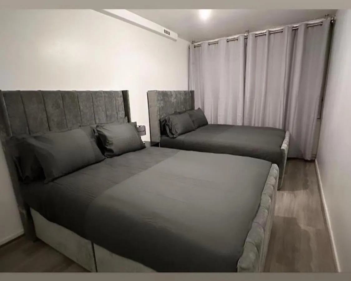 New! Xtra Large 4 Bedroom Up To 14 Guests London
