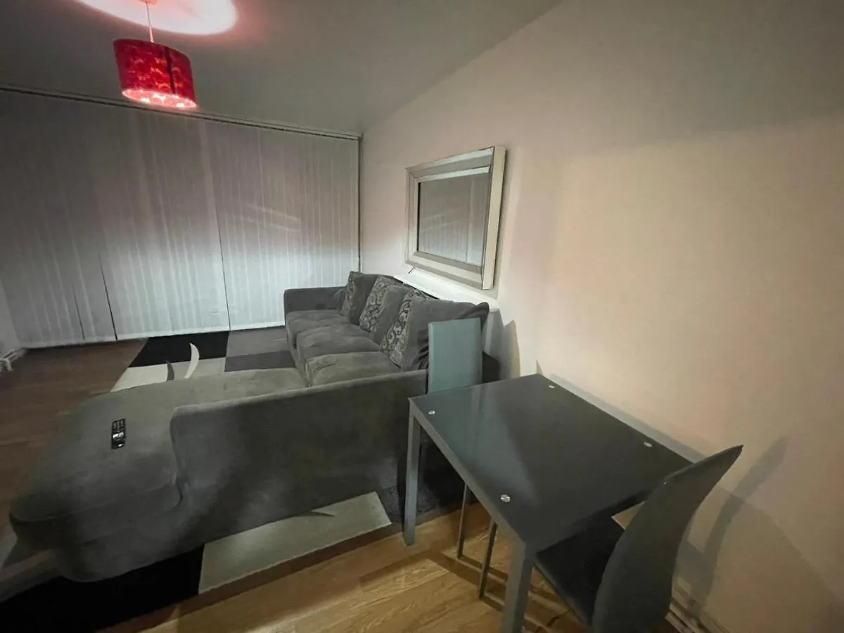 Apartment New! Xtra Large 4 Bedroom Up To 14 Guests London