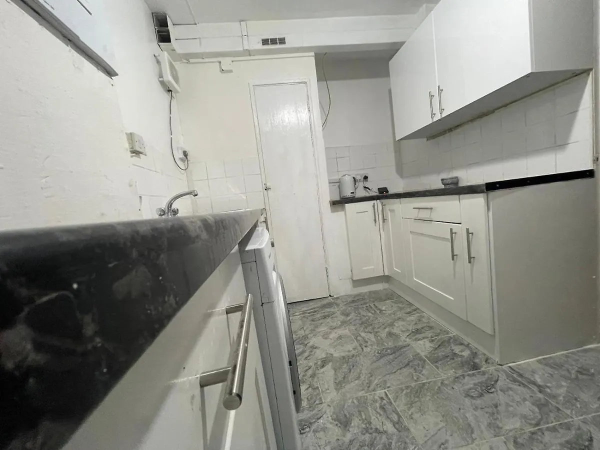 New! Xtra Large 4 Bedroom Up To 14 Guests London